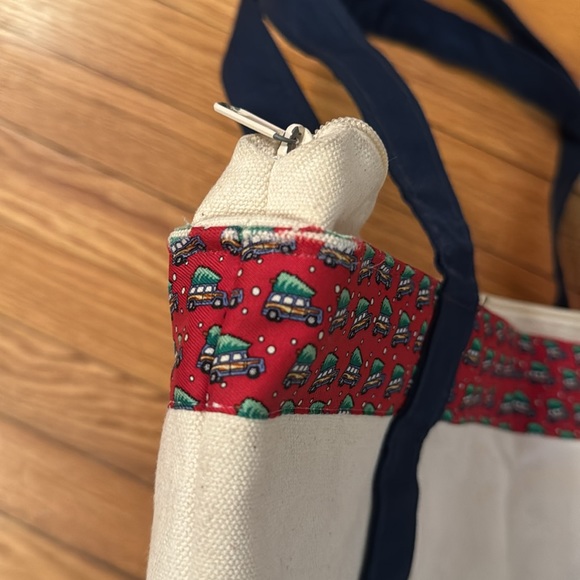 Christmas 🛻 🌲 tote by Vineyard Vines. Used. - Picture 9 of 16